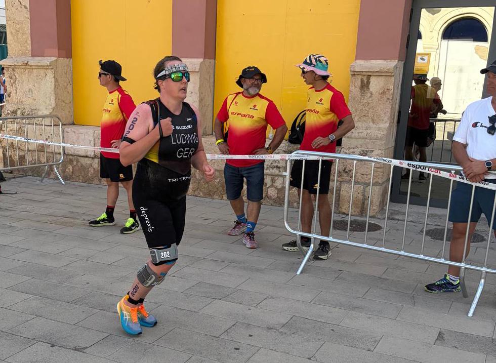 Eine deutsche Para Triathletin läuft über den Asphalt