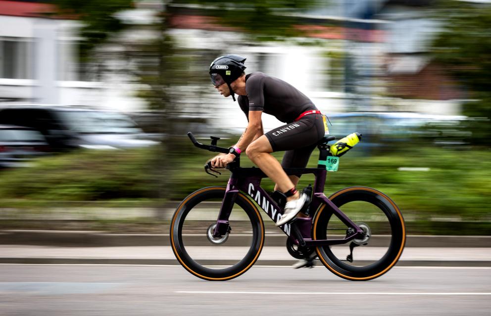 Athlet auf einem TT-Bike auf der Straße