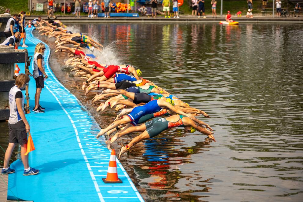 Junge Athletinnen beim Startsprung vom Pondant