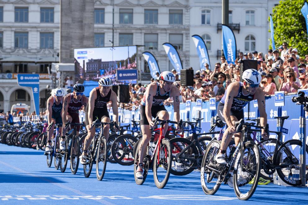 Mehrere Triathleten fahren in einer Radgruppe
