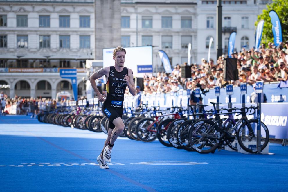 Ein Triathlet läuft durch die Wechselzone