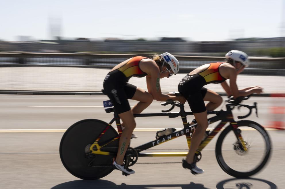 Ein Para Tandem in rasanter Fahrt