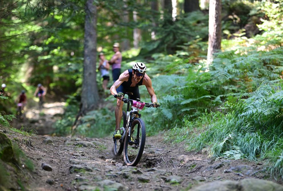 Crosstriathleten fahren mit MTB durch den Wald