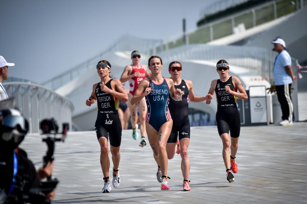 Fünf Frauen rennen im Rahmen eines Triathlonrennens auf Asphalt