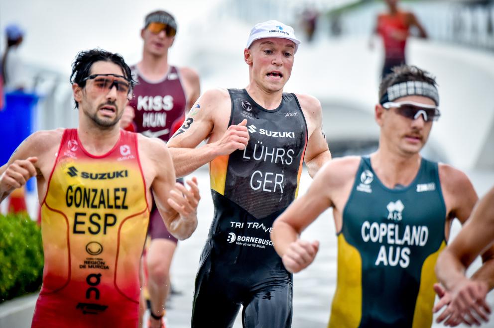Mehrere Triathleten laufen schnell in einem Rennen