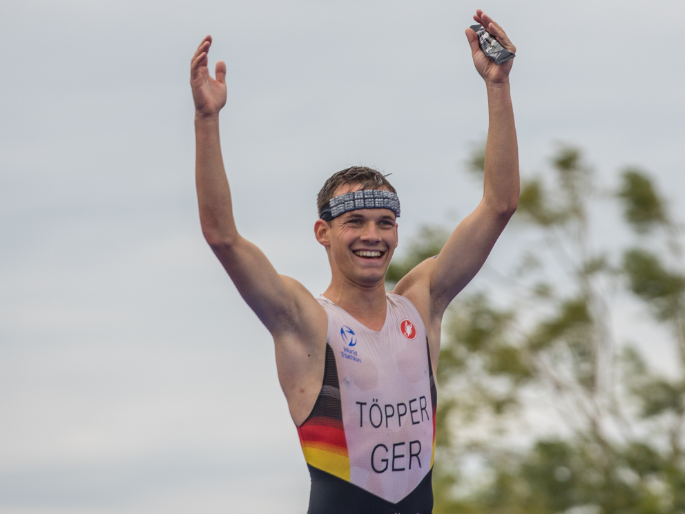 Justus Töpper reißt jubelnd die Arme beim Zieleinlauf hoch
