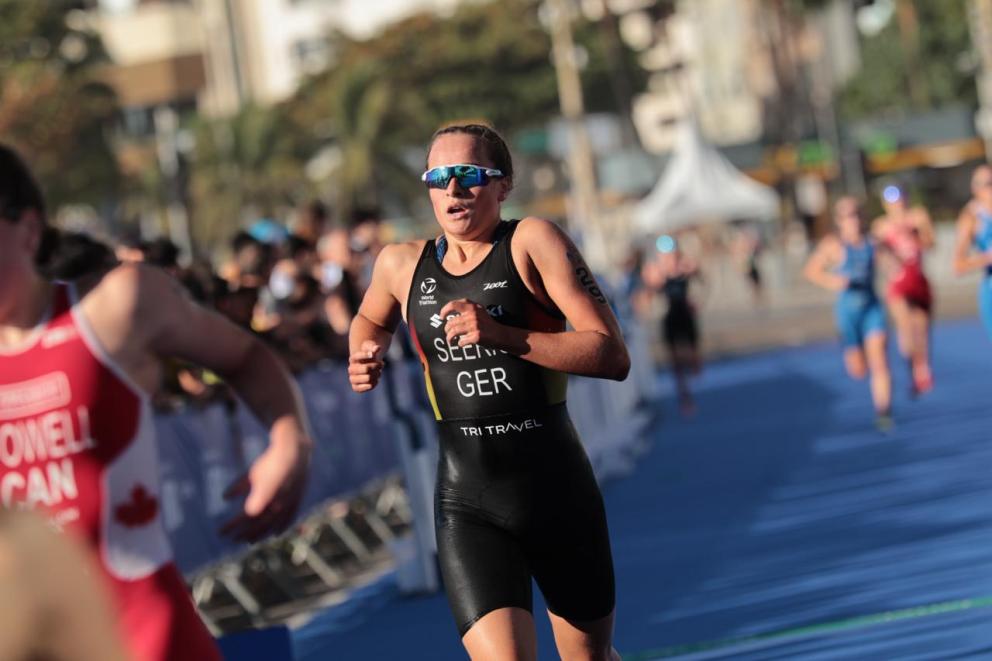 Eine Triathletin rennt im Rahmen eines Wettkampfes