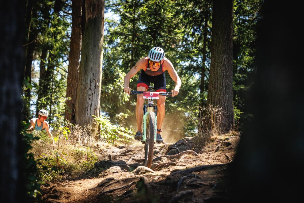 Michael Fuchs auf dem MTB im Wald