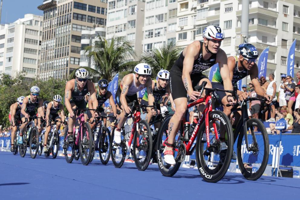 Mehrere Triathleten fahren in einer großen Radgruppe im Rahmen eines Rennens