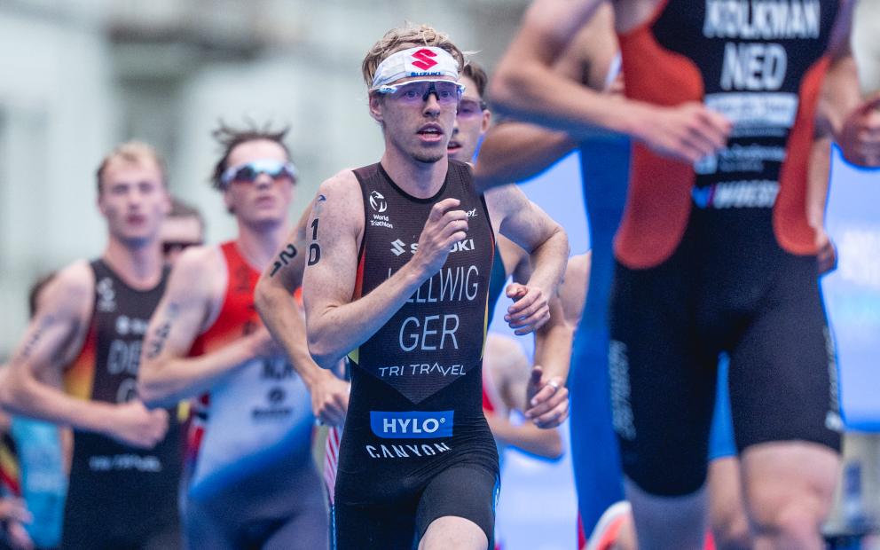 Mehrere Triathleten laufen hintereinander