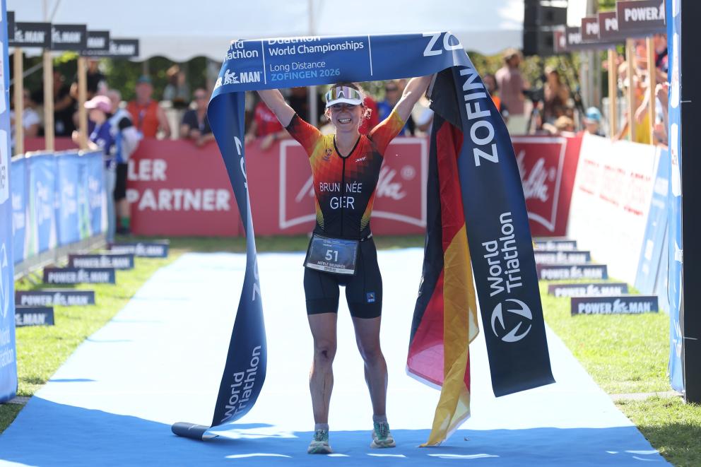 Eine deutsche Sportlerin jubelt im Ziel über ihren Sieg