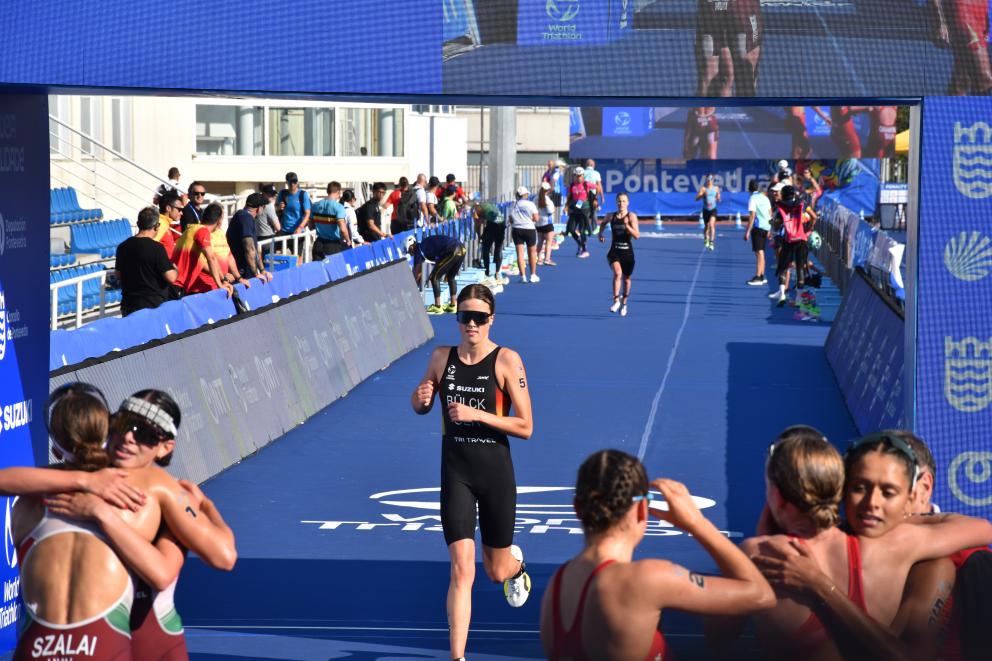Eine deutsche Nachwuchs-Triathletin überquert die Ziellinie bei der Juniorinnen-WM