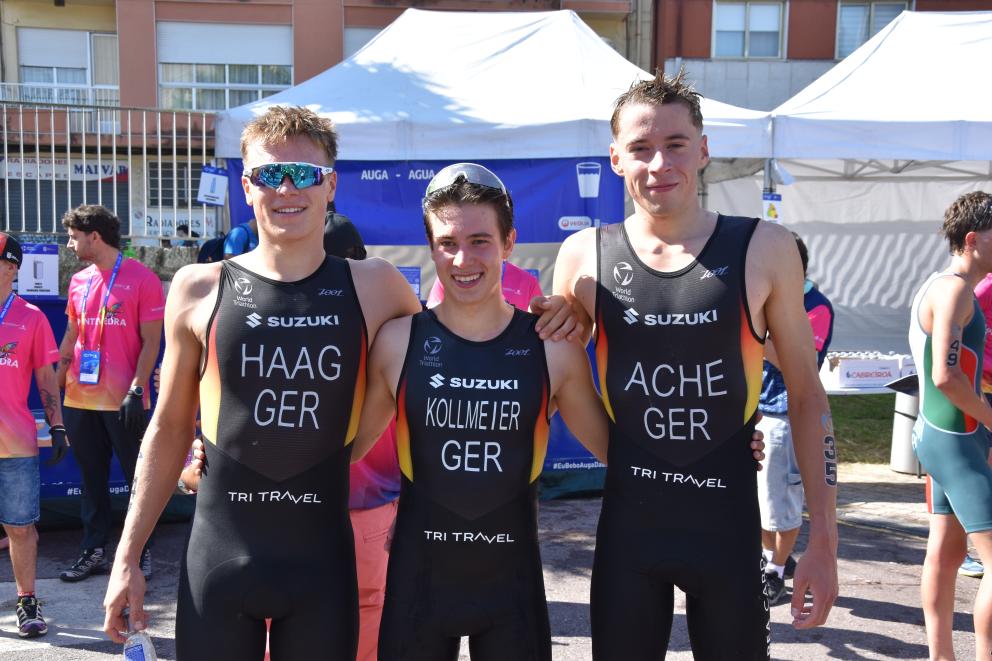 Drei Junioren präsentieren sich nach dem Rennen in ihren deutschen Anzügen für ein Gruppenfoto