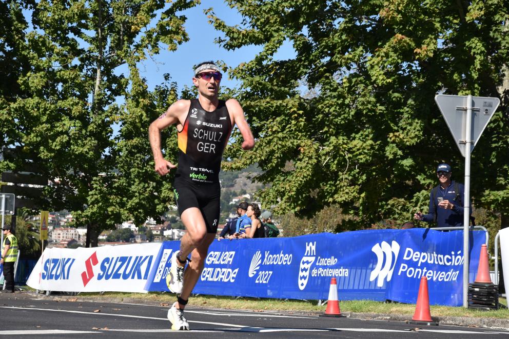 Ein Para Triathlet, dem der linke Unterarm fehlt, läuft auf der Laufstrecke