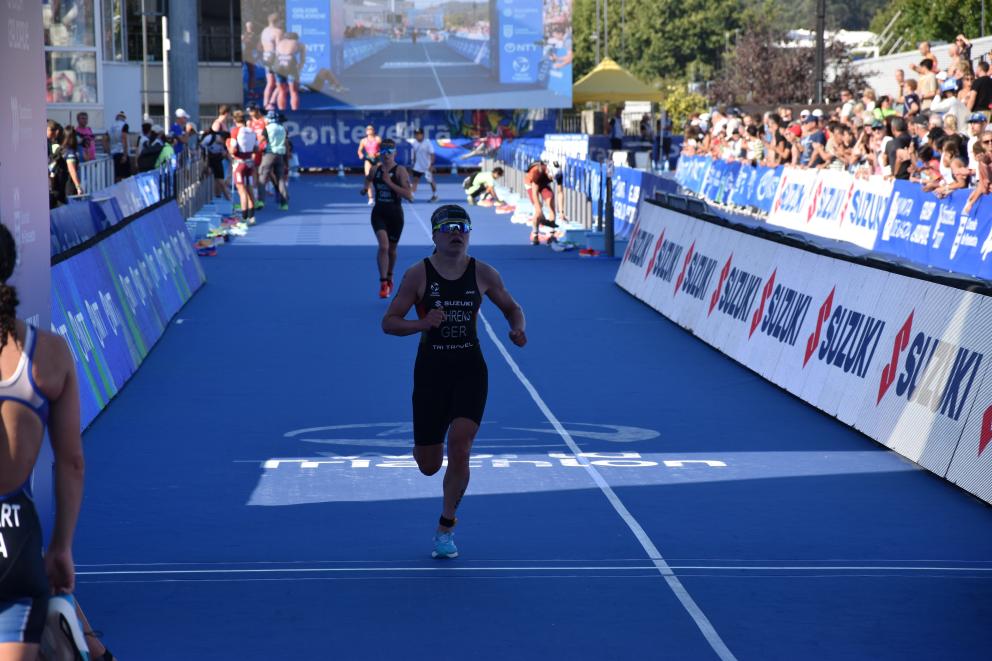 Eine deutsche Triathletin läuft bei einem Rennen ins Ziel