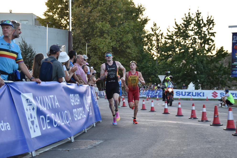 Zwei Triathleten laufen um eine Kurve