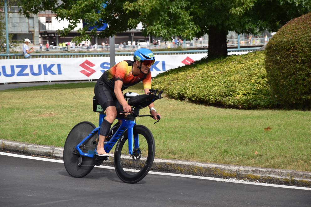 Ein deutscher Triathlet fährt auf dem Rad durch einen Kreisel