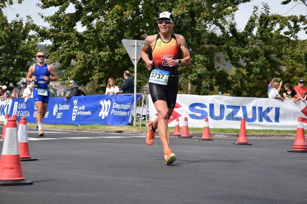 Eine deutsche Triathletin läuft über Aspahlt