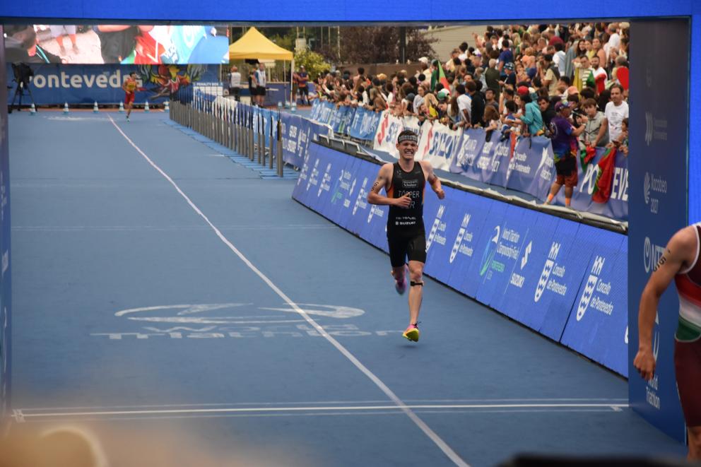 Ein Triathlet läuft bei einem Rennen die letzten Meter ins Ziel