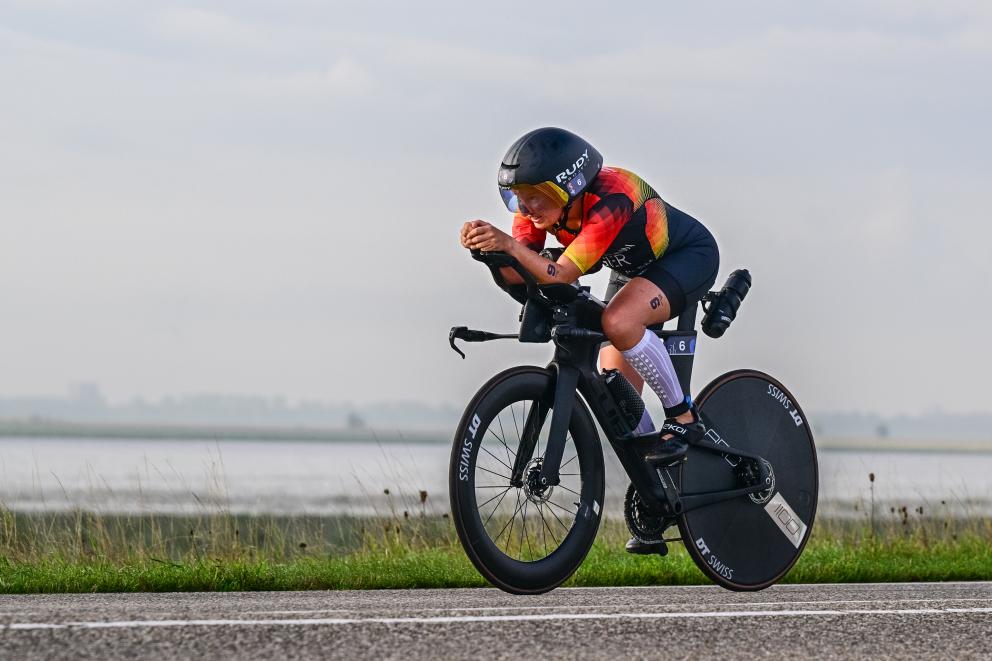 Eine Frau im GER Einteiler auf einem Zeitfahrrad bei der EM in Almere 2026