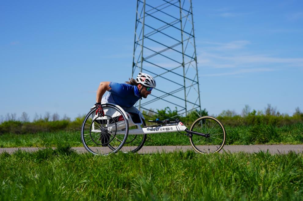 Para Triathlet beim DTU Para Cup in Halle 2026 auf der Radstrecke
