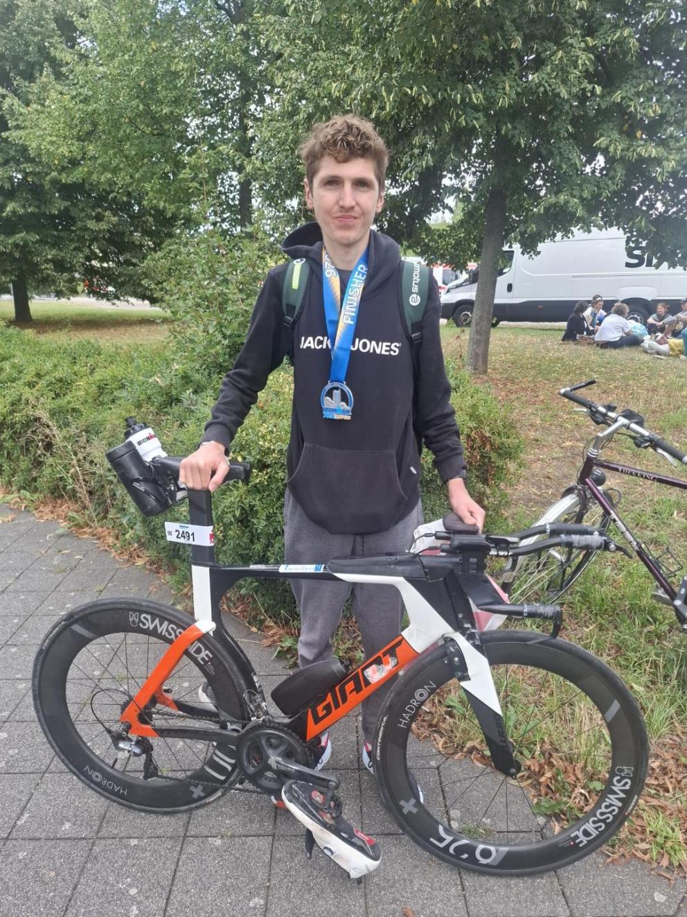 Junger Mann mit Fahrrad 