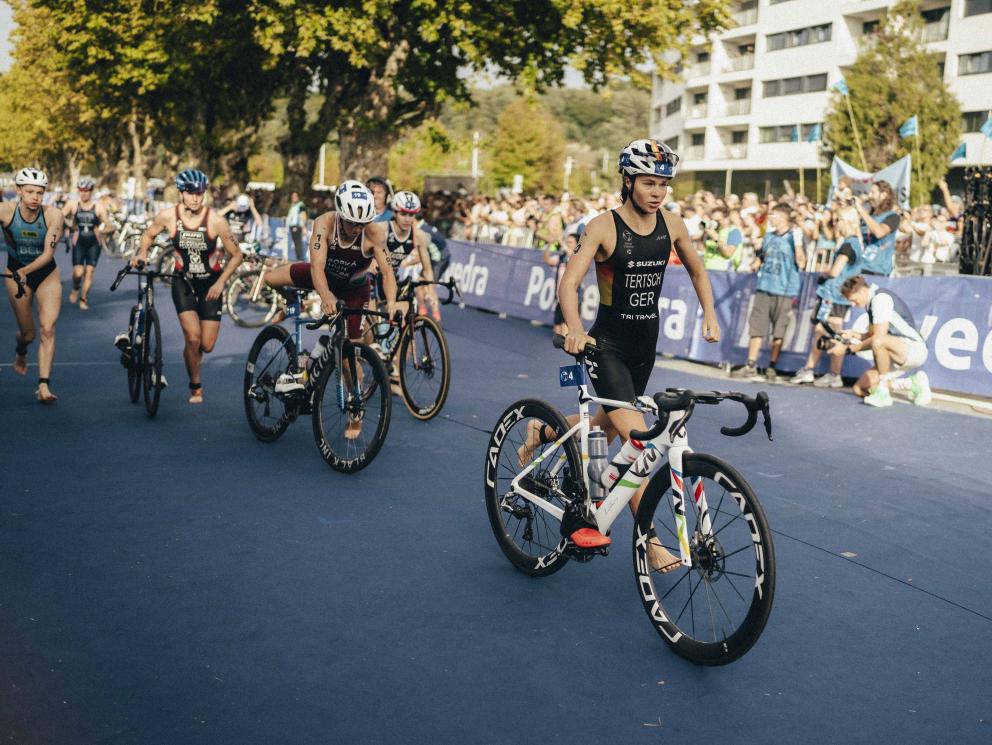 Lisa Tertsch in der Wechselzone mit ihrem Fahrrad