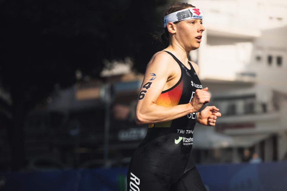 Nina Eim laufend im Deutschlanddress