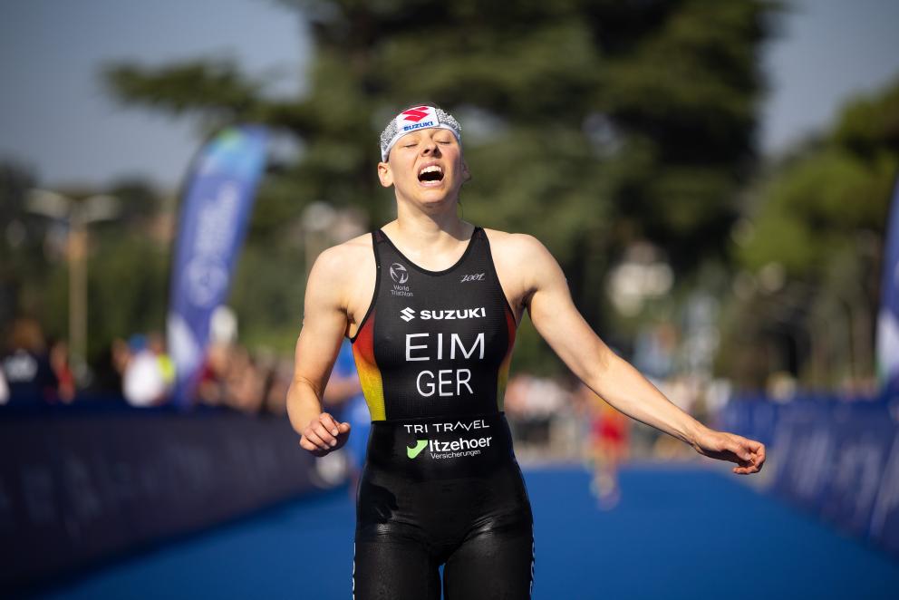Eine deutsche Triathletin läuft erschöpft ins Ziel eines Rennens