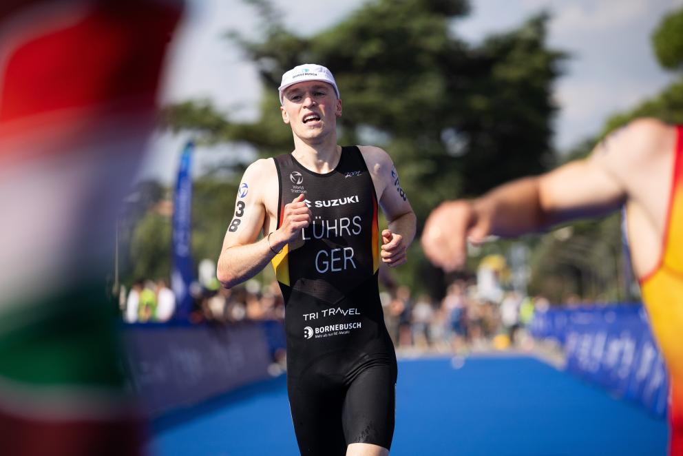 Ein deutscher Triathlet läuft die letzten Meter eines Rennens ins Ziel