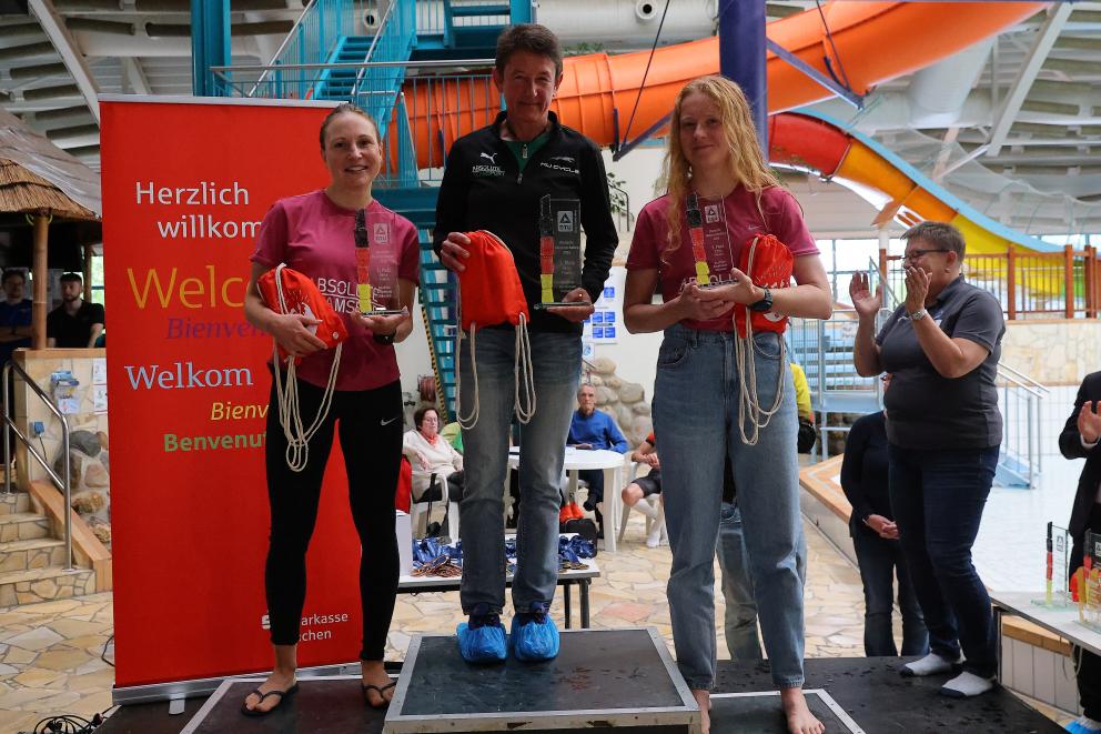 Vier Frauen auf dem Podium