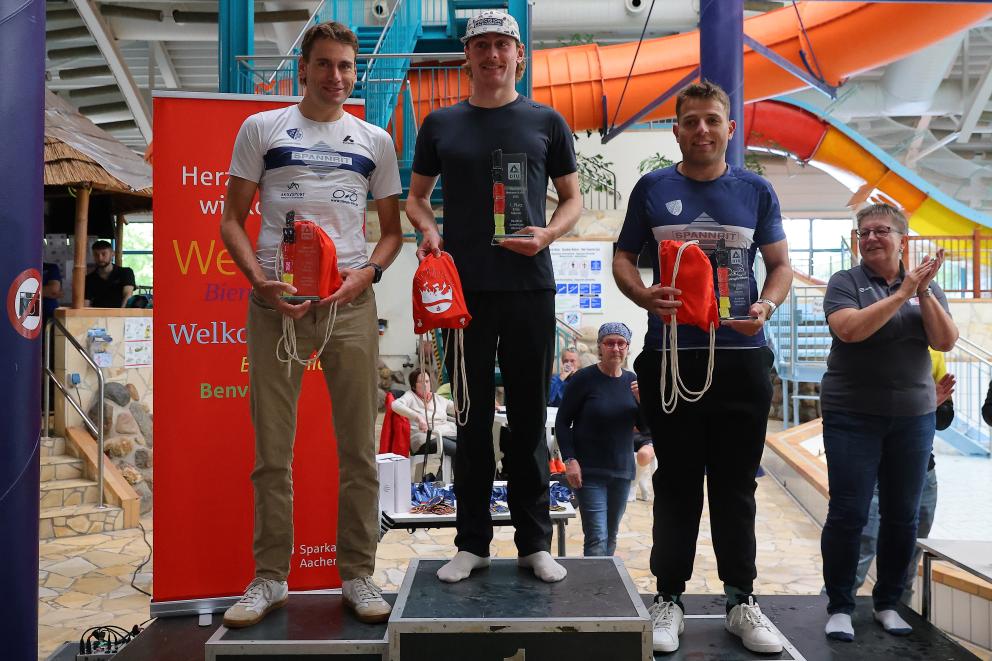 Vier Männer auf dem Podium