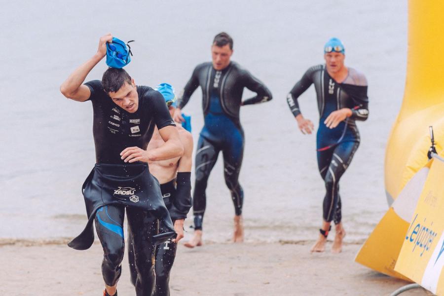 Sportler*innen beim Schwimmausstieg