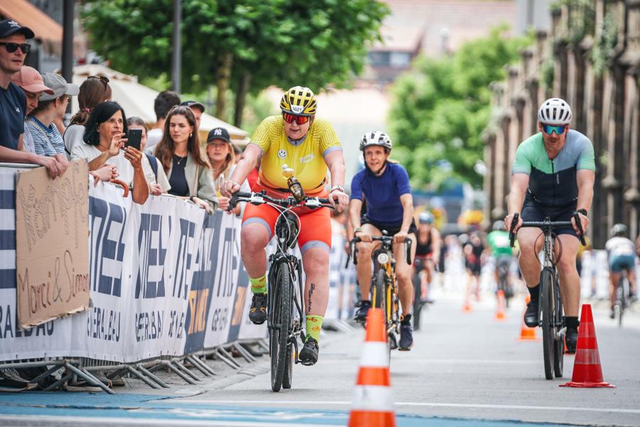 Lena Göttler beim Mey Generalbau Triathlon Tübingen auf der Radstrecke durch die Innenstadt