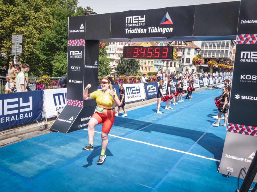 Lena Göttler beim Zieleinlauf beim Mey Generalbau Triathlon Tübingen