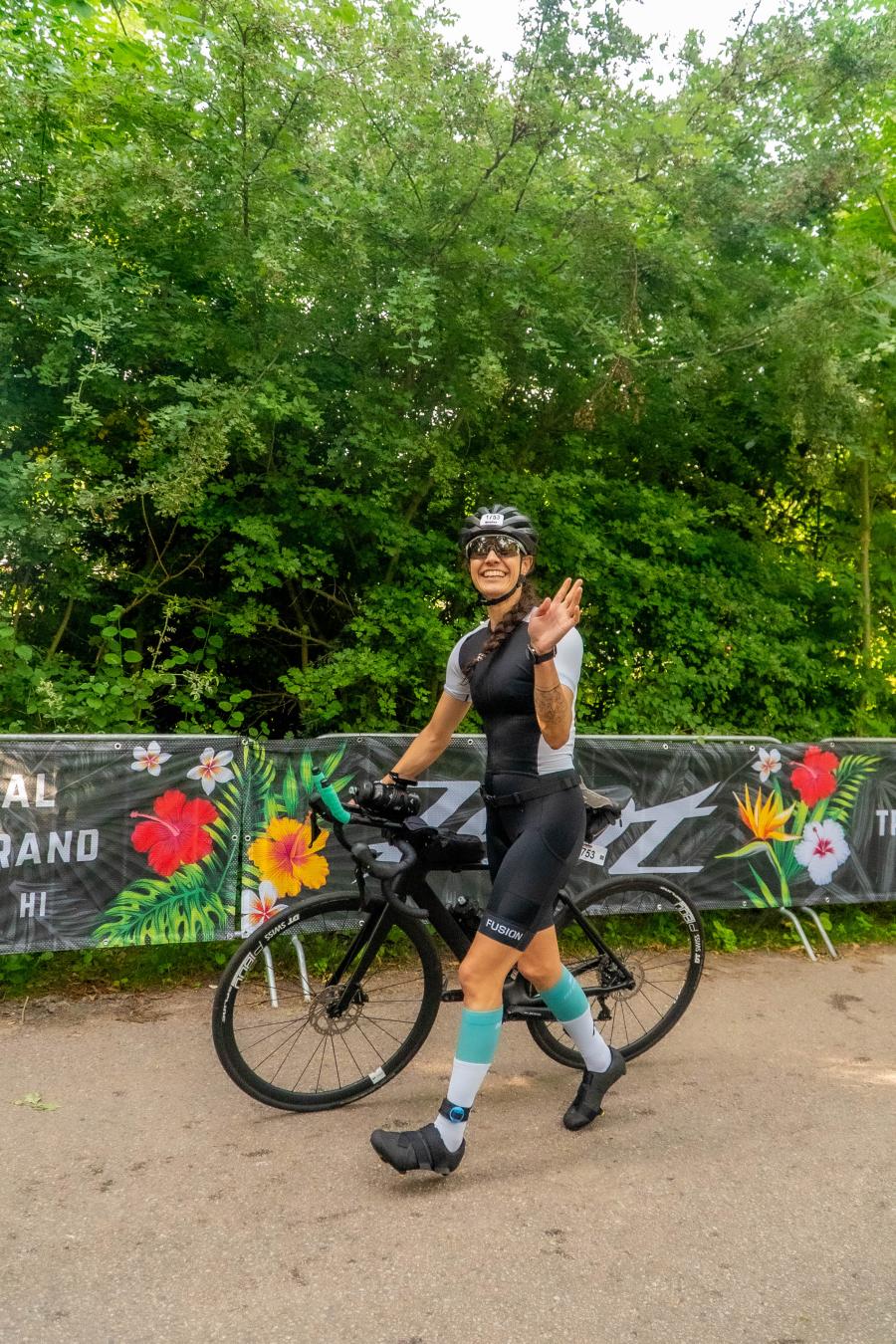 lächelnde Frau mit Fahrrad 