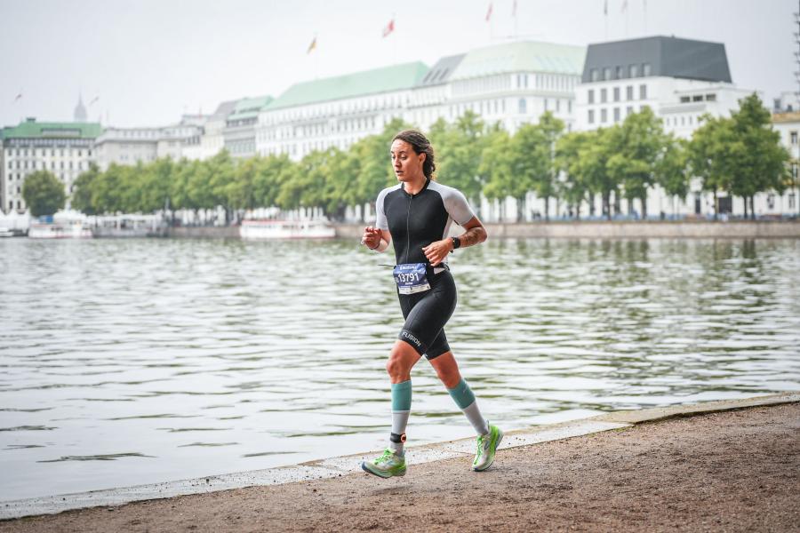 laufende Frau an einem See in der Stadt Hamburg