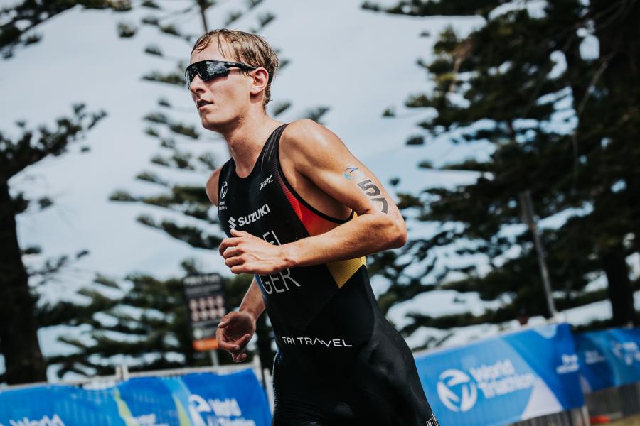 Junger Mann beim Laufen 