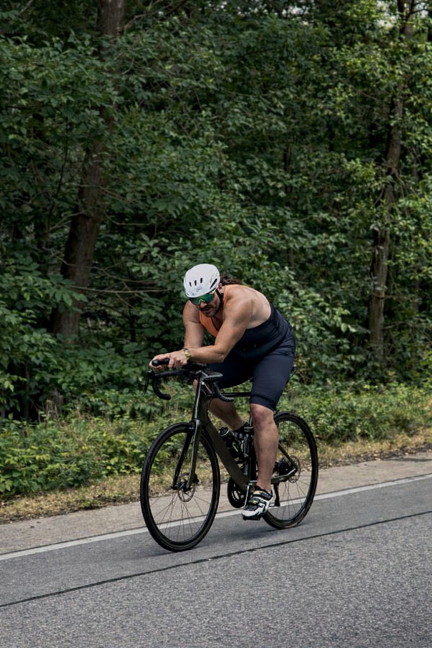 Aktiver Mann auf dem Fahrrad beim Triathlonsport