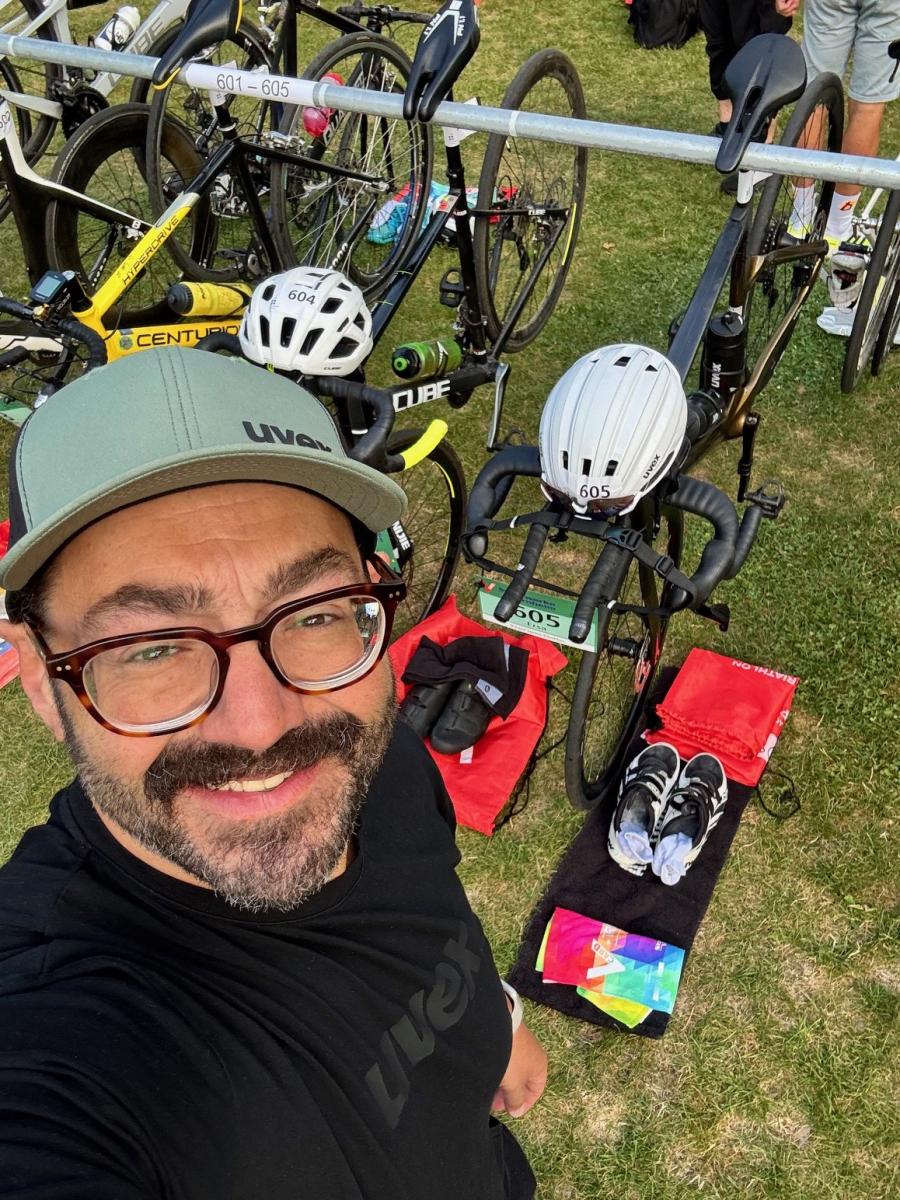 Aktiver Mann in der Wechselzone beim Triathlonsport