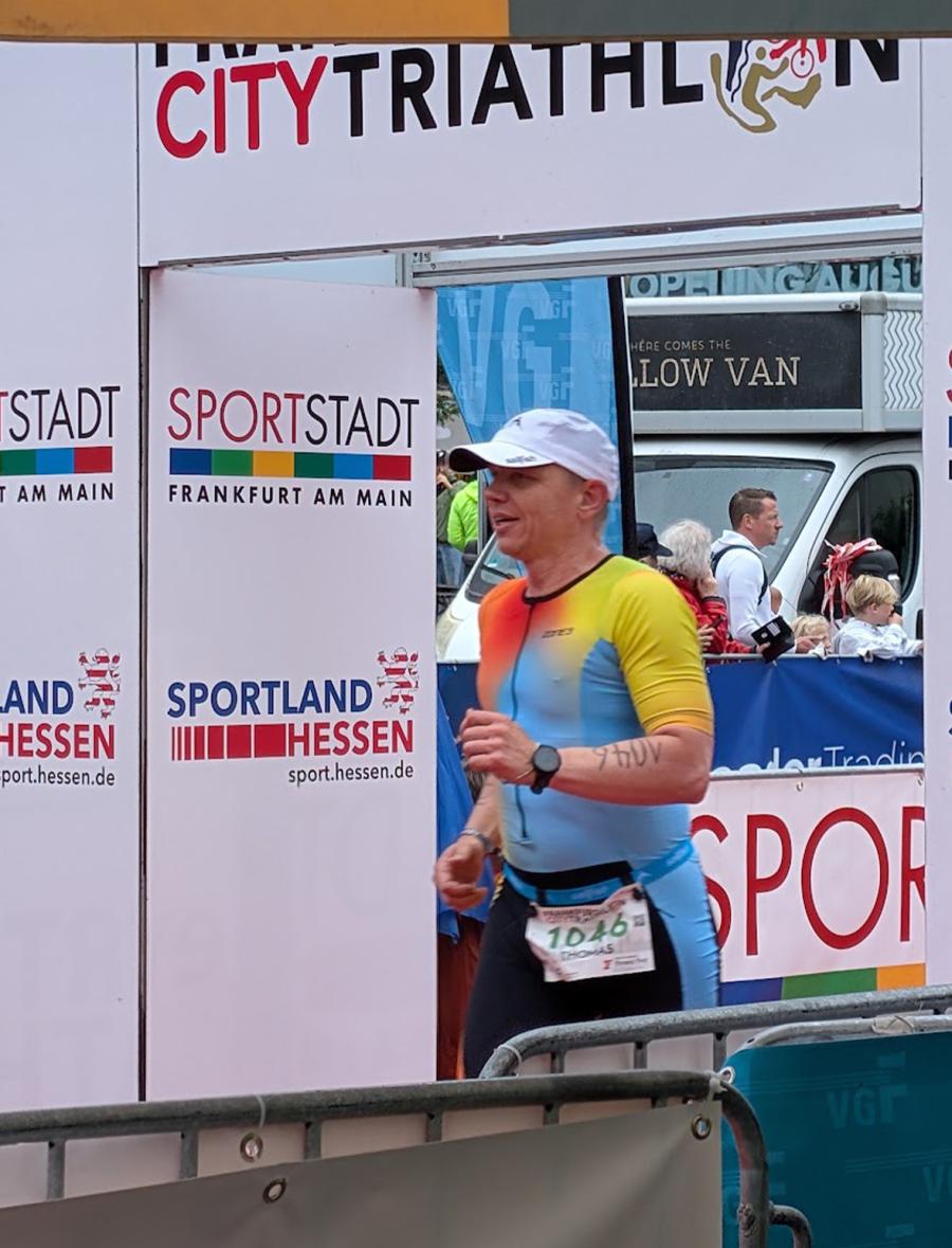 Thomas Rehbein beim Zieleinlauf seines ersten Triathlons