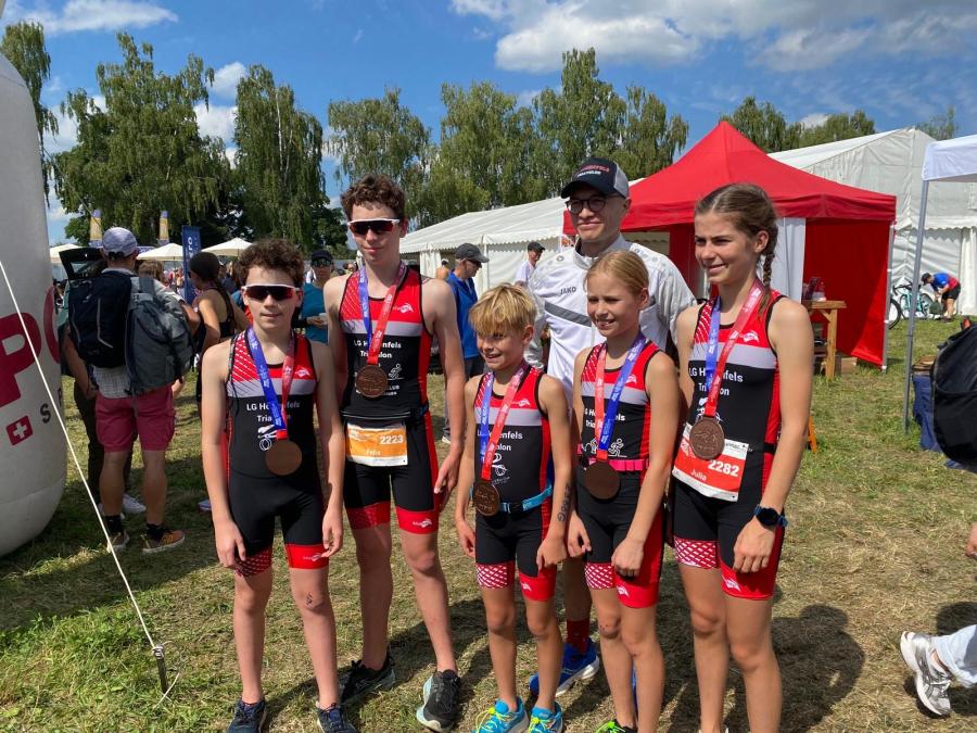 Eine Gruppe Kinder mit Trainer Camilo Aranguren