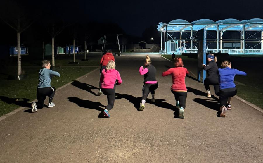 Triathlon Einsteigerinnen beim abendlichen Lauftraining