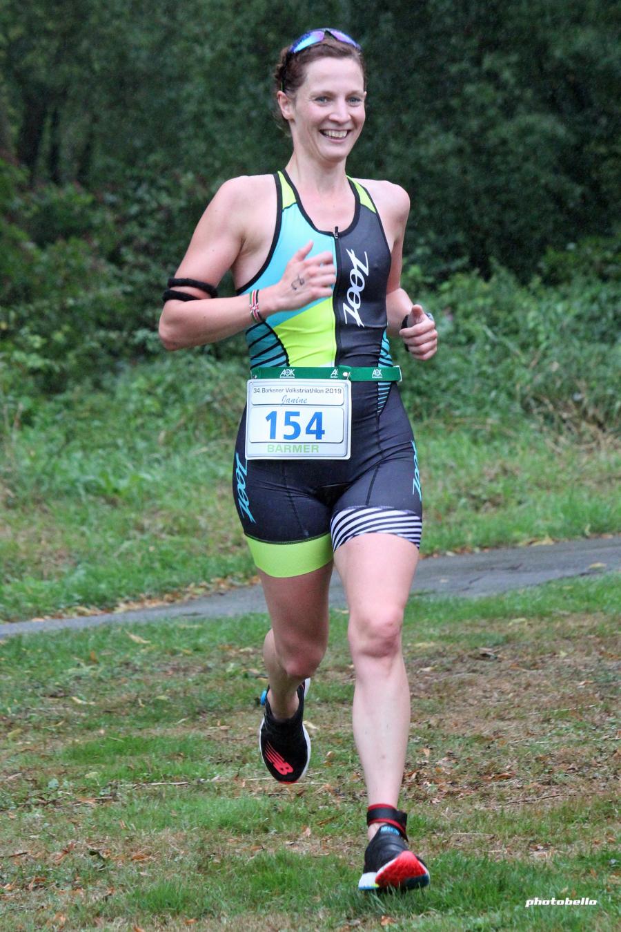 Janine Langer läuft bei erstem Triathlon in Borken über eine Wiese