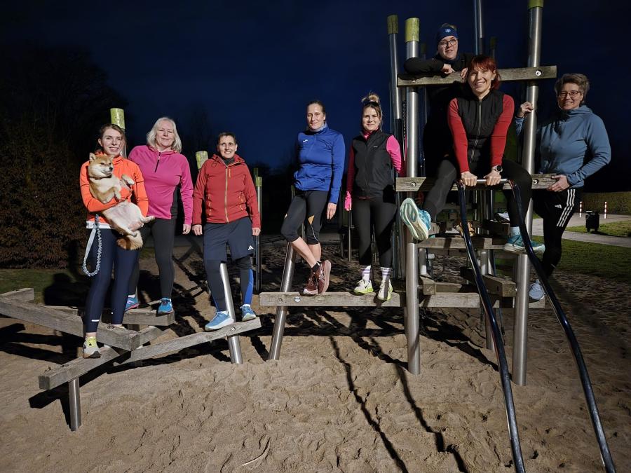 Triathlon Einsteigerinnen auf Klettergerüst