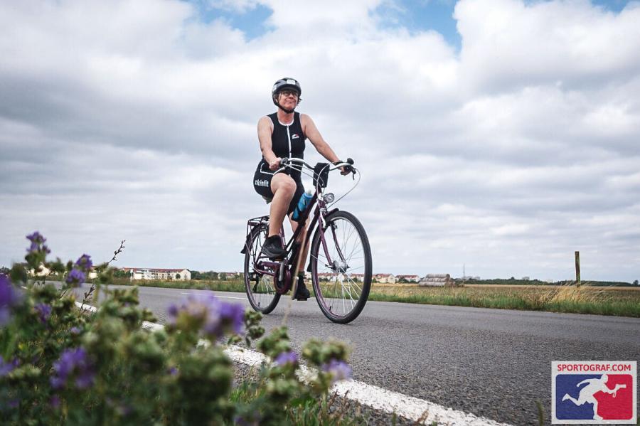 Marlies Becker sitzt auf einem klassischen Fahrrad und nimmt am Triathlon teil