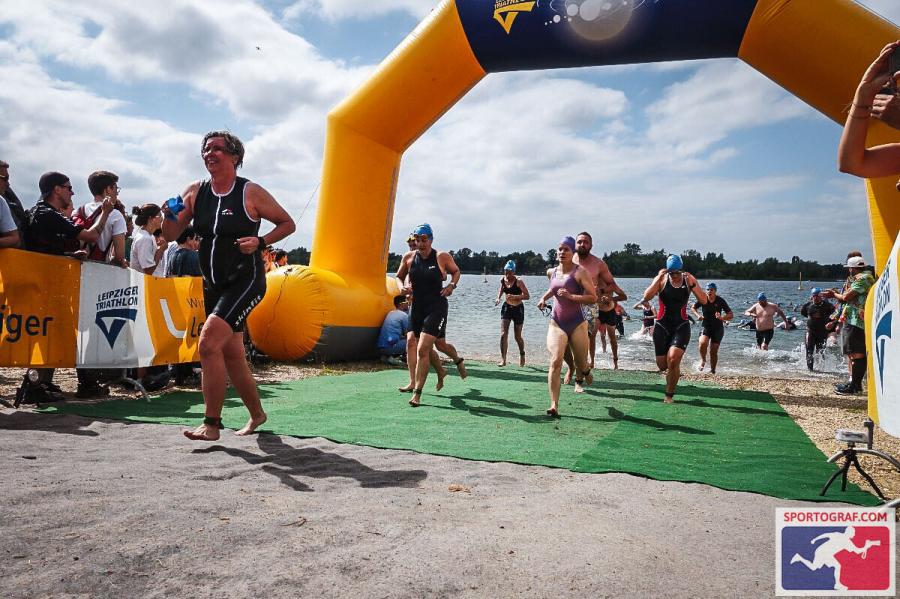 Marlies Becker läuft vom Wasser den Weg in die Wechselzone hoch