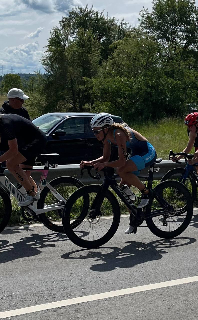 Junges Mädchen beim Radfahren