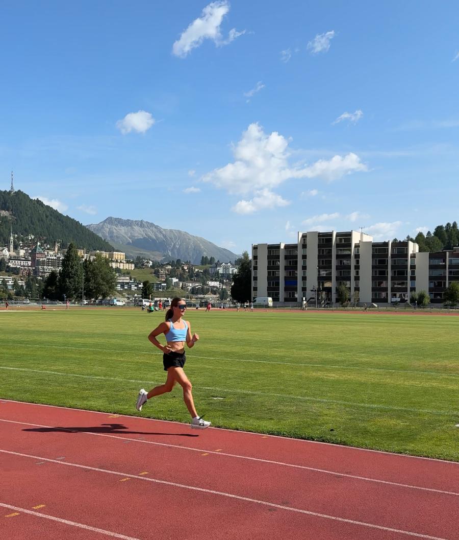 Junge Triathletin beim Bahntraining