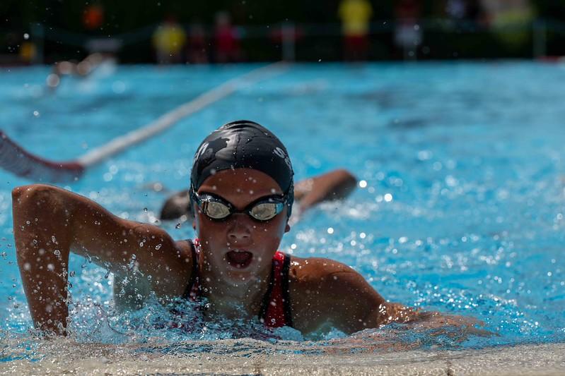 Junge Triathletin beim Schwimmen mit Badekappe und Schwimmbrille